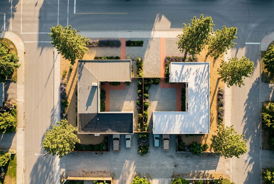 Corner lot, straight down. Two L plans turning their backs to the streets and opening into private courts.