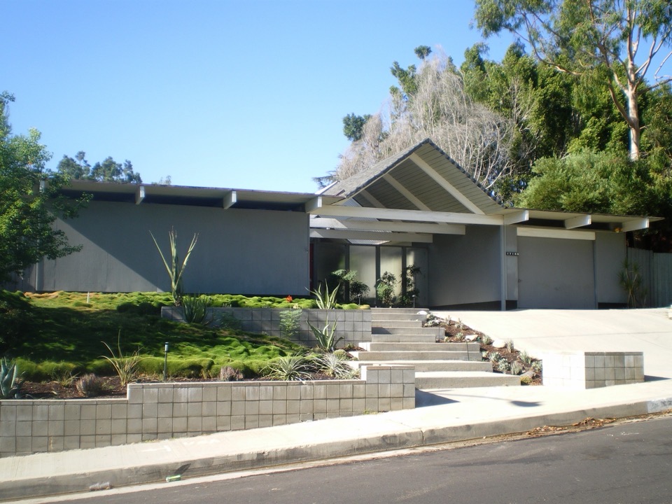 An Eichler Homes tract house in Granada Hills: low gable, post-and-beam, glass to the garden